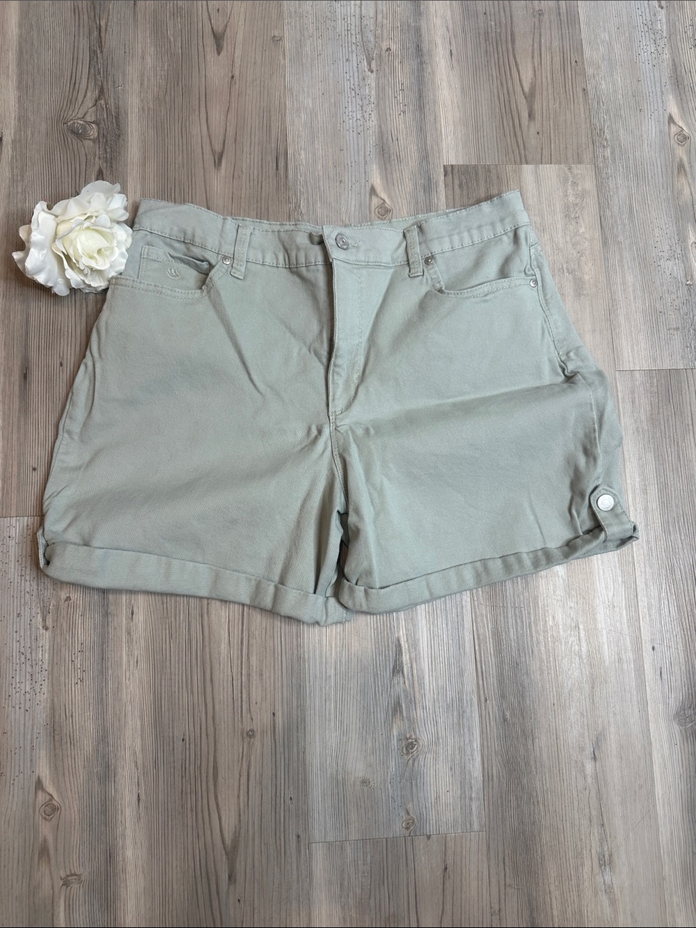 GUC Gloria Vanderbilt Sage Green Roll-Cuff Shorts, 14